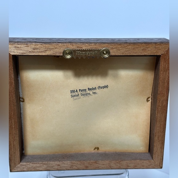 Small Vintage Mid Century Yarn Art Embroidered Box Frame Basket Flower Bouquet - Picture 7 of 9